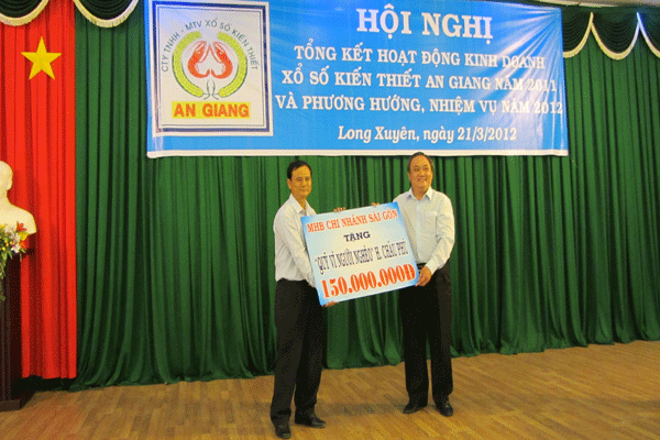 Ông Nguyễn Ngọc Tâm-Giám đốc ngân hàng phát triển nhà Đồng Bằng Sông Cửu Long CN Sài Gòn trao tặng 