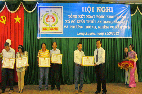 Ông Vương Bình Thạnh-Chủ tịch tỉnh An Giang trao bằng khen cho các đại lý vé số